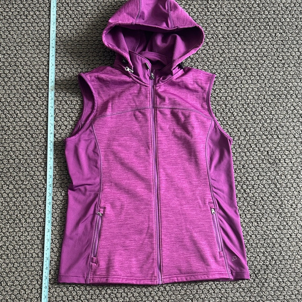 Skirt Sports Vest with removable hood
